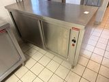 un comptoir en acier inoxydable dans une cuisine commerciale