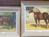 deux photos encadrées représentant des chevaux, posées sur une table