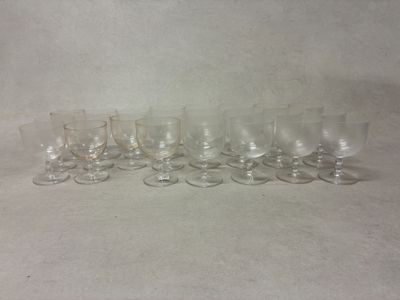 plusieurs verres à vin vides alignés sur une surface blanche
