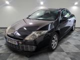 la photo d'une voiture noire garée dans un garage