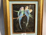 tableau représentant deux perruches perchées sur une branche, dans un cadre doré