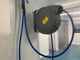 un tuyau fixé au mur d'un garage