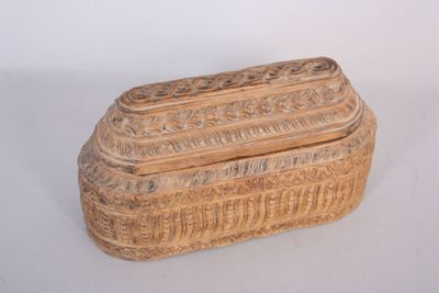 une boîte en bois avec un couvercle posée sur une surface blanche