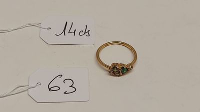 deux pendentifs, l'un avec une bague en or et l'autre avec une bague en diamant, posés sur une surface blanche