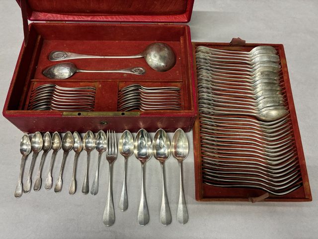 Ménagère en argent minerve comprenant 19 fourchettes, 22 cuillère