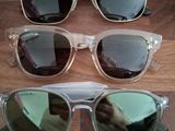 trois paires de lunettes de soleil posées sur une table en bois