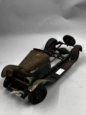 une voiture jouet posée sur une surface blanche