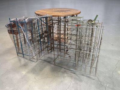 Fort lot de racks de bouteilles de vin.