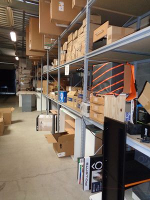 de nombreux cartons et boîtes sur les étagères de l'entrepôt