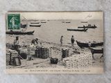 une carte postale avec une photo en noir et blanc de personnes sur la plage
