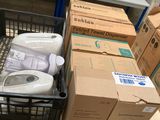 de nombreuses boîtes de papier toilette posées sur une étagère dans une pièce