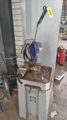 une machine posée sur une table dans un garage