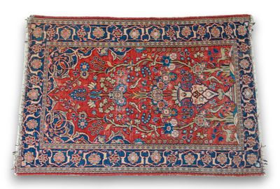 un tapis rouge et bleu à motifs floraux sur fond blanc