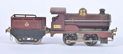 un petit train posé sur une surface blanche