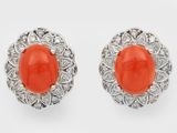 une paire de boucles d'oreilles en corail et diamants