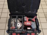 une caisse à outils avec des outils à l'intérieur sur le sol