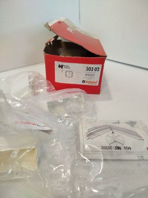 une boîte rouge avec une étiquette blanche, posée sur une table