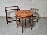 deux chaises et une table placées les unes à côté des autres