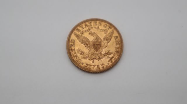 Une pièce de monnaie en or à valeur faciale de cinq dollars USA L...