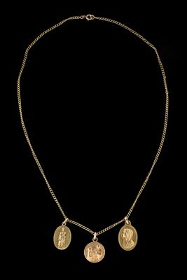 un collier en or composé d'une chaîne et de trois pièces