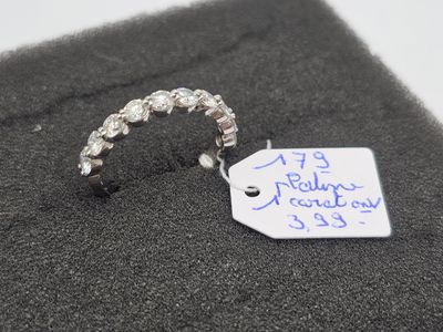 un anneau auquel est attachée une étiquette, le tout fixé à un morceau de tissu