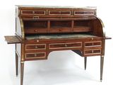 un bureau en bois avec un plateau en marbre et des tiroirs