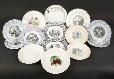 de nombreuses assiettes disposées les unes à côté des autres sur la table