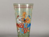 une image représentant un vase en verre orné d'un blason
