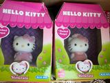 des boîtes de jouets Hello Kitty sur une étagère dans un magasin