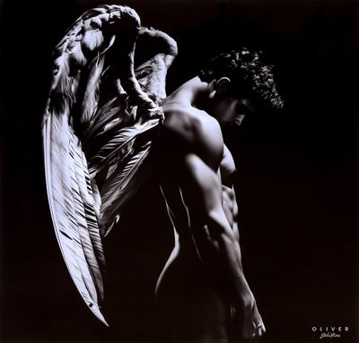 une image représentant une photo en noir et blanc d'un homme doté d'ailes d'ange