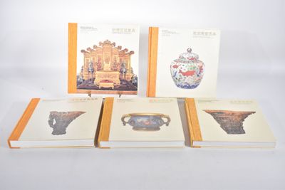 trois livres posés sur une table blanche, avec une image représentant une théière et un vase