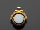 un pendentif en pierre dorée et bleue sur un fond noir