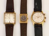 trois types de montres sont présentés sur une surface blanche