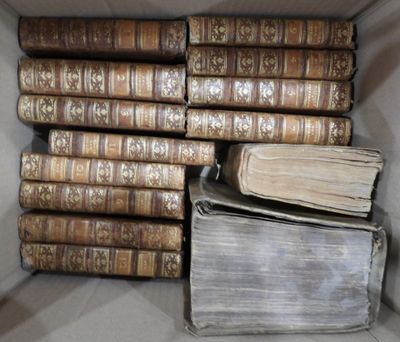 une boîte remplie de vieux livres posée sur une table
