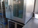un four professionnel dans une cuisine professionnelle équipée de nombreuses grilles