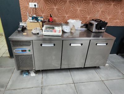 un comptoir en acier inoxydable sur lequel sont posés de nombreux objets