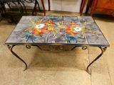 une table ornée d'un motif floral dans une pièce