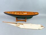 maquette en bois d'un bateau et d'un pédalo, posée sur un socle
