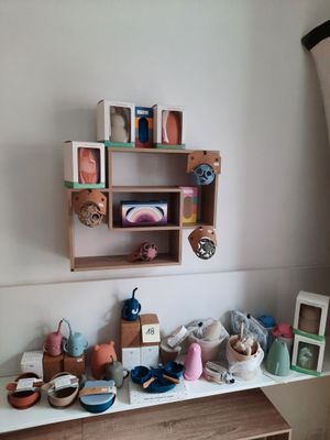 une table avec une étagère, sur laquelle sont posés des bols et d'autres objets