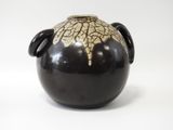 un vase noir orné d'un décor à la feuille d'or