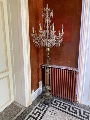 un lustre dans un coin d'une pièce où se trouve un radiateur dans le coin