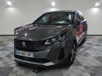 vue de face d'une voiture grise dans un showroom