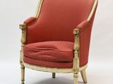 une vieille chaise avec un coussin rembourré rouge