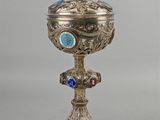 un calice argenté et bleu surmonté d'une croix