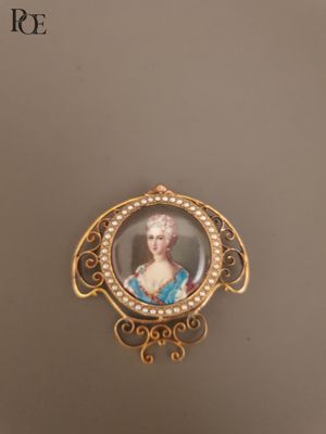 une image représentant une femme en robe bleue avec des perles