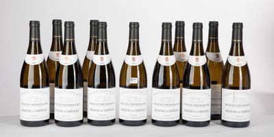 six bouteilles de vin alignées sur une table