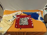 une table recouverte d'une nappe jaune et d'une nappe rouge