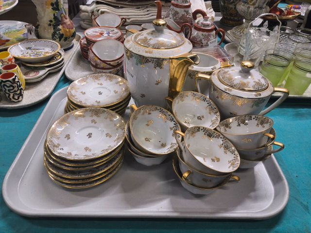 Service en porcelaine de Limoges, comprenant trois pièces de form...