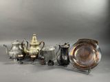 beaucoup d'objets en argent posés sur une table