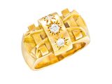 gros plan d'une bague en or avec des diamants sur fond blanc